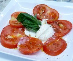 Caprese%20salad%20w%20buffalo%20mozzarella.JPG