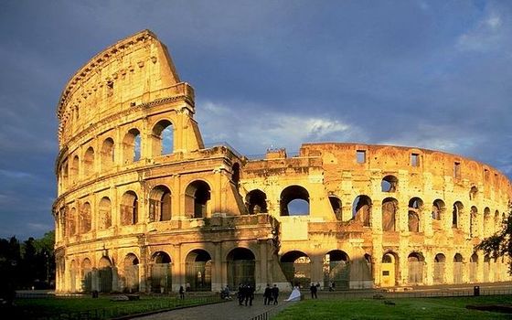 800px-ColosseumAtEvening.jpg